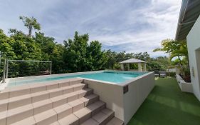 Alpha 8 On Waterson - Airlie Beach